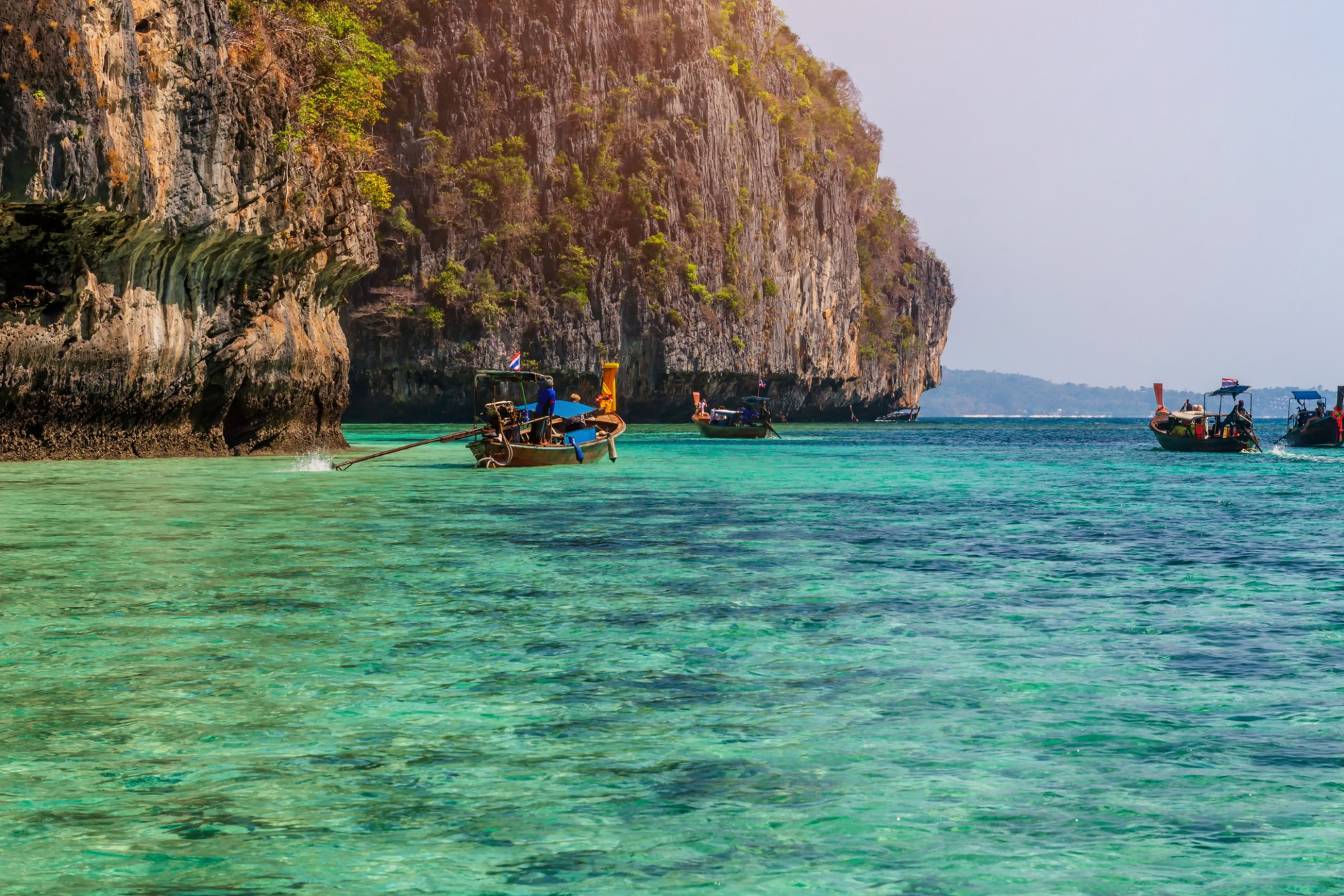 Prise électrique en Thaïlande : Faut-il un Adaptateur en Voyage