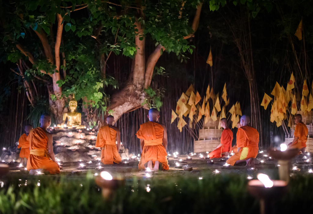 Fête de Visakha Puja, des moines pries face à buddha