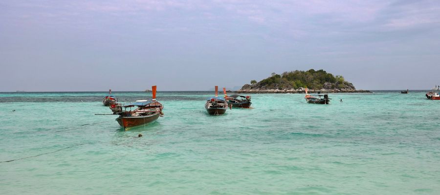 Des bateaux longtail sur la mer en Thaïlande