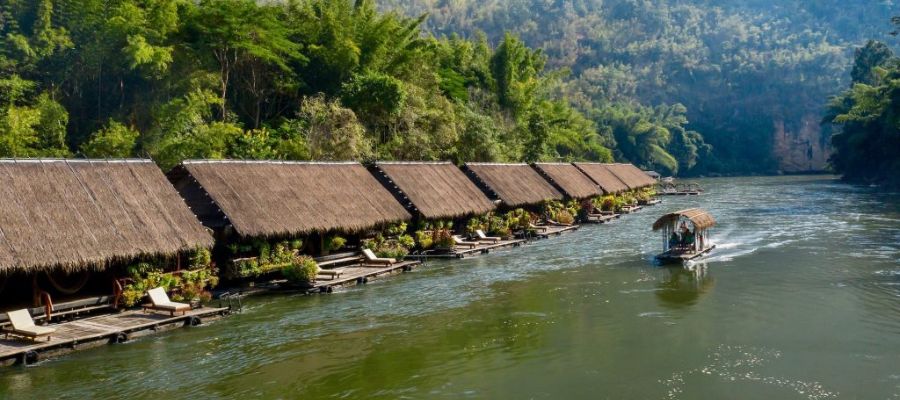 Bungalow flottant sur la rivière Kwai à Kanchanaburi