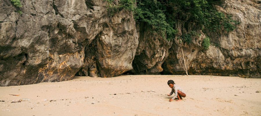 Un enfant qui joue dans la plage, à Krabi en Thaïlande