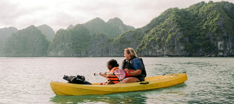 Un enfant et sa mère dans un kayak en Thaïlande