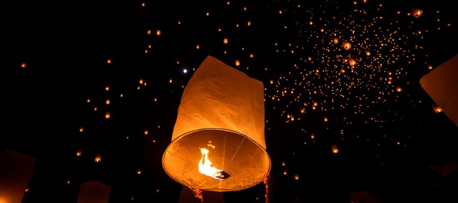 Lâcher de lanternes à Chiang Mai pour Loy Krathong