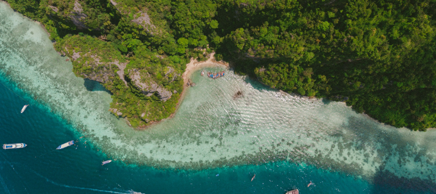 Vue drone d'une plage en Thaïlande