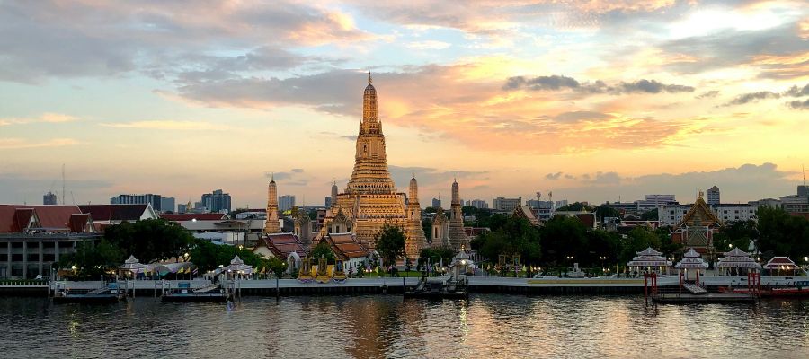 Le temple Wat Arun face au coucher du soleil